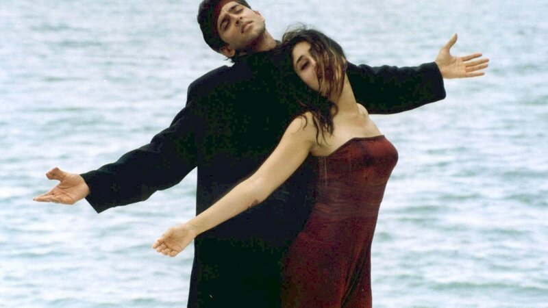 Ronit Malhotra (Hrithik Roshan, li.) Isha Singh Puri (Kareena Kapoor) – Bild: RTL Ronit Malhotra (Hrithik Roshan, li.) Isha Singh Puri (Kareena Kapoor) – Bild: RTL