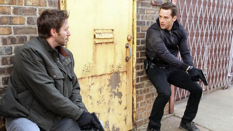 Sean (Steve Lenz, l.) und Jay Halstead (Jesse Lee Soffer) suchen nach zwei Kollegen, die von einem Einsatzort entführt worden sind. – Bild: TVNOW /​ NBC Universal
