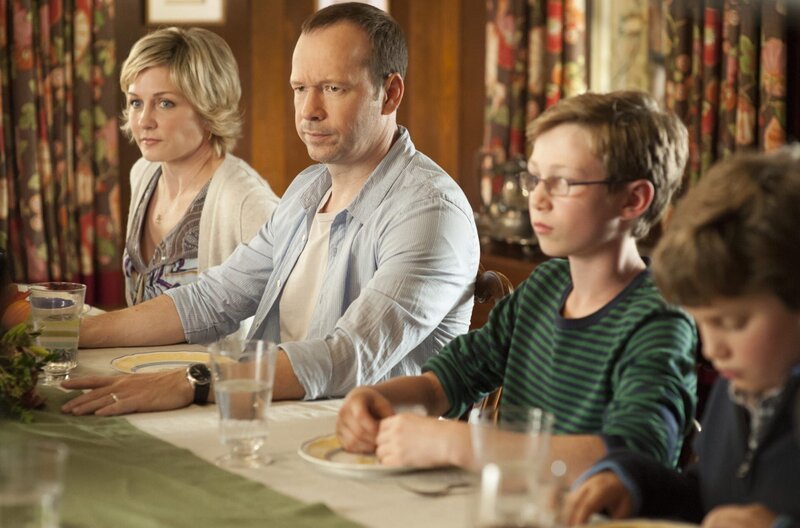 Es wird heiß diskutiert am Sonntagstisch. Linda (Amy Carlson, l.) und Danny (Donnie Wahlberg, 2.v.l.) müssen ihre Kinder Jack (Tony Terraciano, 2.v.r.) und Sean (Tony Terraciano, r.) wegschicken … – Bild: CBS Broadcasting Inc.