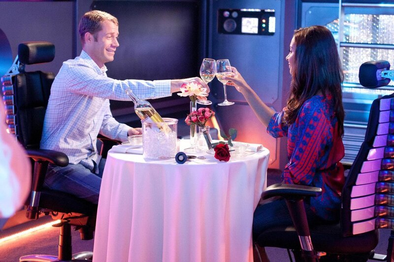 Ein U-Boot-Unglück ruiniert Carters (Colin Ferguson) romantische Ausflugspläne für Allison (Salli Richardson-Whitfiel). – Bild: Universal Television