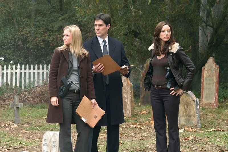 Eine Gesangslehrerin wird auf bestialische Weise ermordet und, wie die Obduktion zu Tage bringt, regelrecht ausgeweidet. Aaron (Thomas Gibson) und Elle (Lola Glaudini) sind auf der Suche nach dem Täter … – Bild: TOUCHSTONE TV