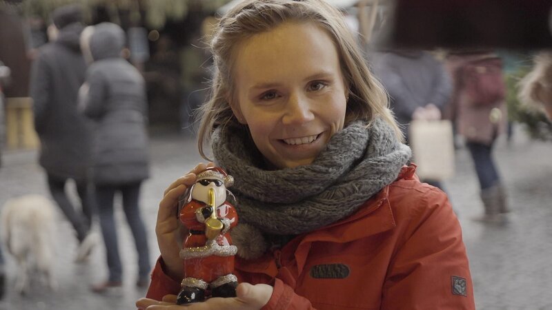 Feiertags-Reporterin Elisabeth ist Weihnachten auf der Spur. – Bild: KiKA/​Radio Bremen/​Bremedia