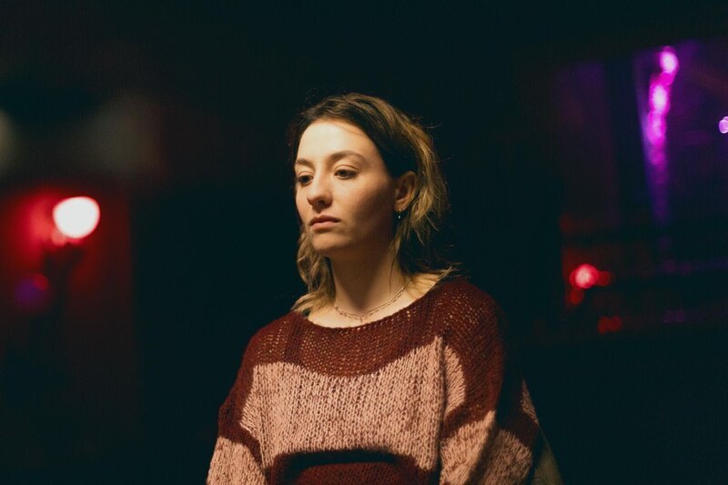 Amelie (Marie Bloching) in der Therapiesitzung. – Bild: Rappern und Roofies /​ RTL /​ Mitch Stöhring