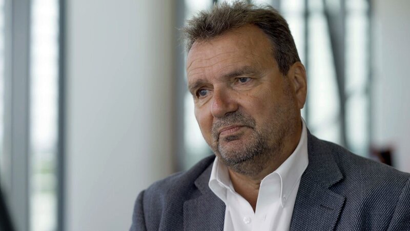 Ehemaliger Innenminister Karl Schlögl im Interview. – Bild: ORF/​Interspot Film