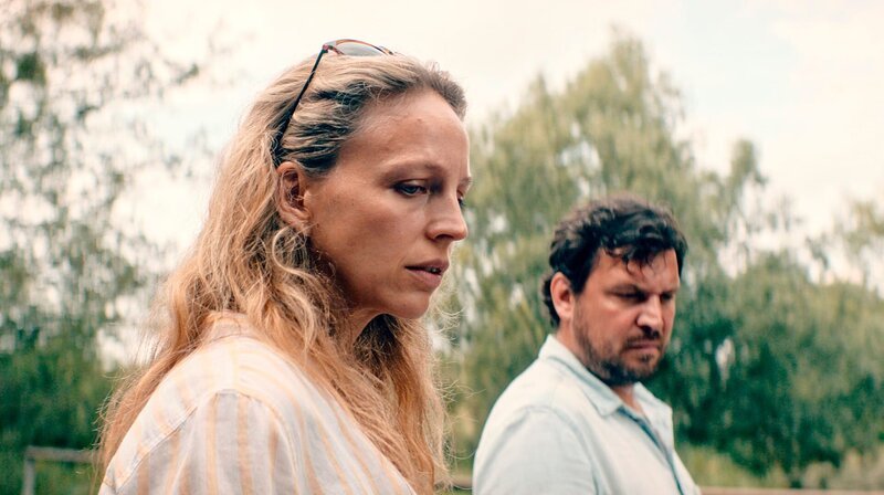 Ein Skandal auf der Spur: Lona Mendt und Frank Elling. – Bild: NDR/​Polyphon/​Philipp Sichler