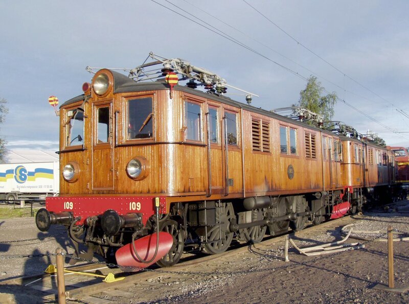 Zug 150 – 150 Jahre Eisenbahnen in Schweden, Holzgetäfelte Elektro-Lokomotive. – Bild: Scheuble