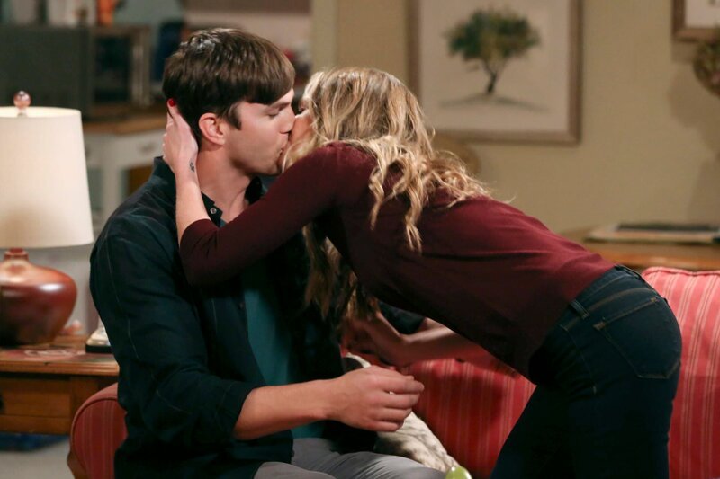 Nachdem Alan mit Ms. McMartin (Maggie Lawson, r.) Schluss gemacht hat, versucht Walden (Ashton Kutcher, l.), sie zu besänftigen und landet dabei mit ihr im Bett … – Bild: Michael Yarish /​ WARNER BROS. /​ CBS ENTERTAINMENT