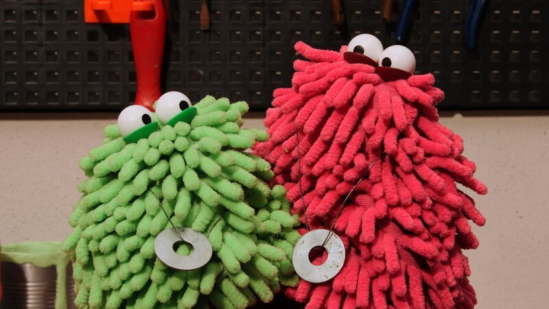 Wisch & Mop sind so zottelig und flauschig wie ein Wischmop und extrem neugierig. – Bild: KiKA/​Trikk17