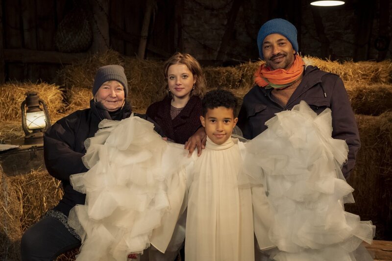 Bei den Dreharbeiten zu „Paule und das Krippenspiel“ (v.r.n.l.): Karola Hattop (Regie), Jella Haase (Frau Rübsam), Sanusi Bah (Paule), Tyron Ricketts (Paules Vater) – Bild: KiKA/MDR/Conny Klein/TELLUX film/CROSS MEDIA Bei den Dreharbeiten zu „Paule und das Krippenspiel“ (v.r.n.l.): Karola Hattop (Regie), Jella Haase (Frau Rübsam), Sanusi Bah (Paule), Tyron Ricketts (Paules Vater) – Bild: KiKA/MDR/Conny Klein/TELLUX film/CROSS MEDIA