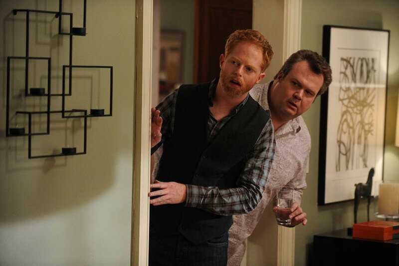 Mitchell (Jesse Tyler Ferguson, l.) und Cameron (Eric Stonestreet) bekommen mit, dass der Gärtner Kummer zu haben scheint … – Bild: Comedy Central