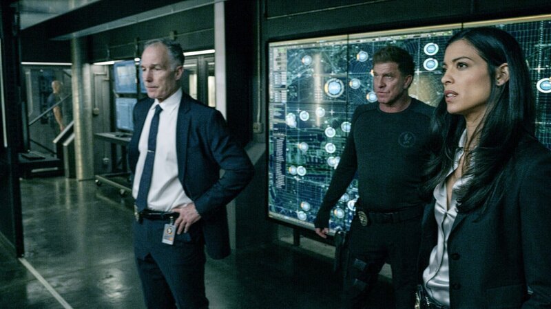 Von links: Robert Hicks (Patrick St. Esprit), Dominique Luca (Kenny Johnson) und Jessica Cortez (Stephanie Sigman) – Bild: RTL /​ Sony Pictures Television Inc. and CBS Studios Inc.