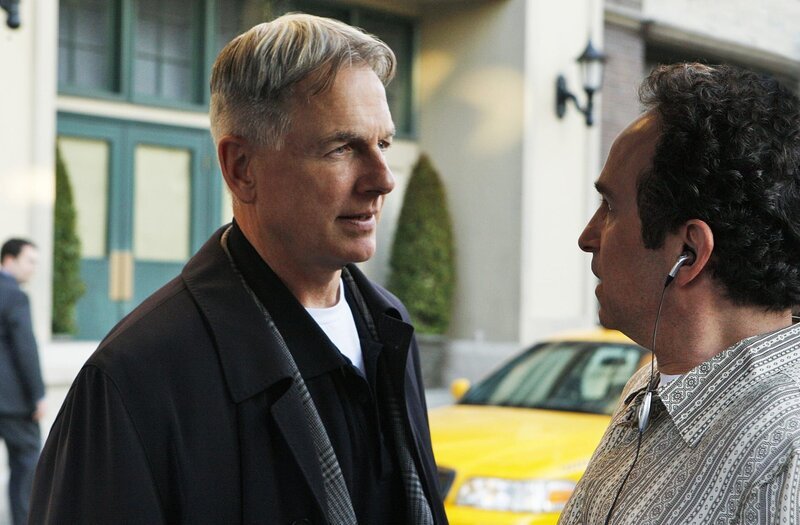 Gibbs (Mark Harmon, l.) und sein Team versuchen, den Mord an U.S. Marine Lieutenant John Mayne aufzuklären. Doch hat Gordon Holcomb (Michael Rose, r.) etwas damit zu tun? – Bild: CBS Television