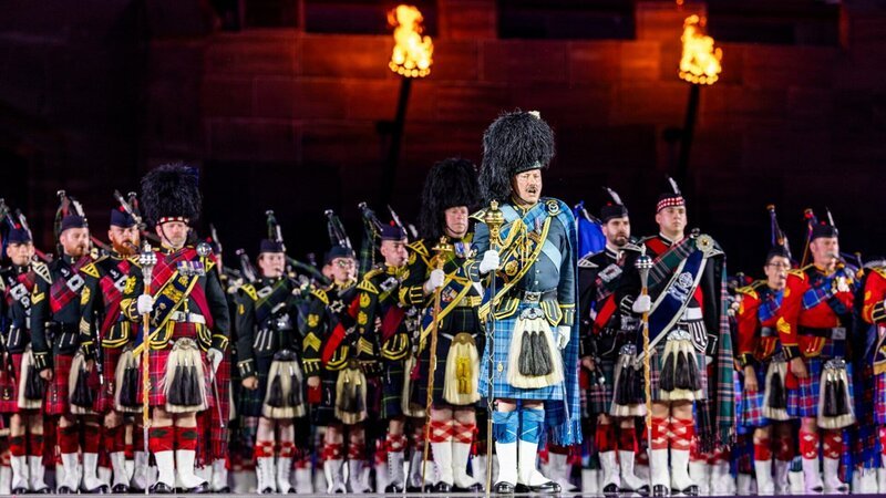 In der unvergesslichen Show des diesjährigen Basel Tattoo werden die Zuschauer von den über 1000 Mitwirkenden aus fünf Kontinenten einmal rund um die Welt mitgenommen. – Bild: SRF /​ Basel Tattoo /​ Patrick Straub