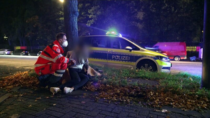 Die verunglückte Fußgängerin wird von einem Retter beruhigt. – Bild: RTLZWEI