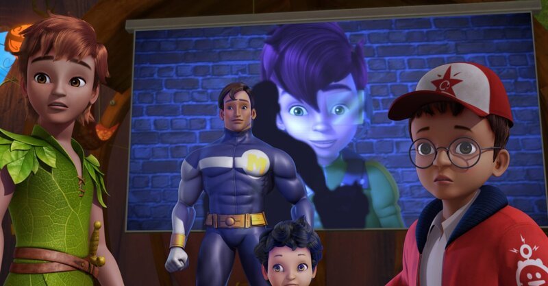 Beim Schauen der neuen Captain Muscles DVD ist der Filmheld aus der Leinwand herausgetreten und beobachtet nun zusammen mit Peter, Michael und John, dass sich Sienna in den Fantasiebaum geschlichen hat. – Bild: ZDF/​DQ Entertainment