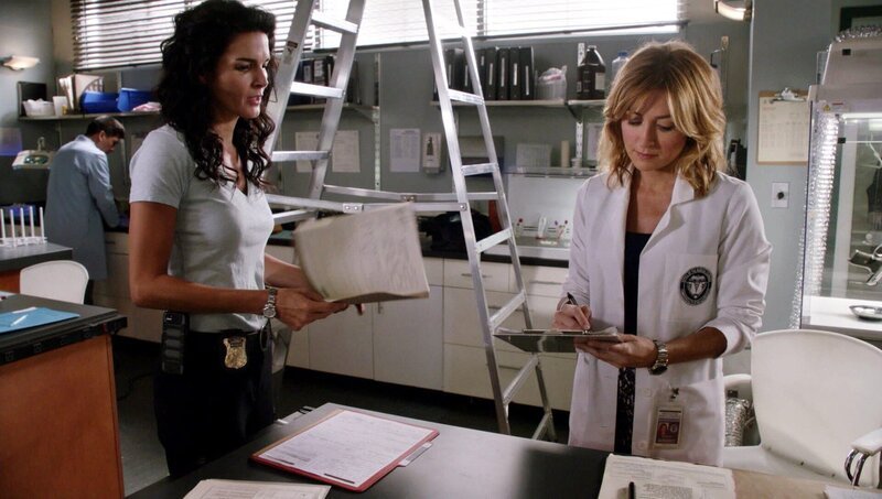 Bei einem Überfall auf einen Shop, der Marihuana zum Kauf anbietet, wird einer der beiden Täter getötet. Jane (Angie Harmon, l.) und Maura Isles (Sasha Alexander) ermitteln. – Bild: RTL