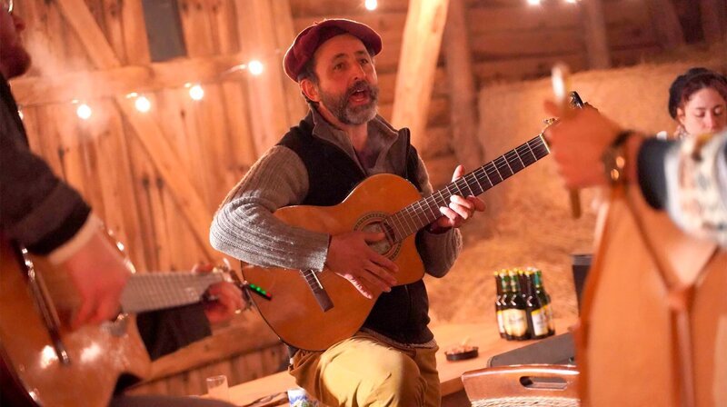 Amancio ist leidenschaftlicher Reiter und auch begeisterter Musiker. In seiner Scheune veranstaltet regelmäßig Latino-Partys mit vielen reitbegeisterten Musikern, Tänzern und Urlaubsgästen. – Bild: NDR/​Ein Hauch von Wildwest im „wilden“ Osten