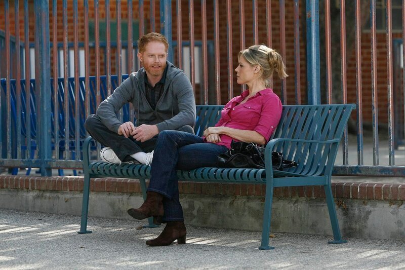 Mitchell (Jesse Tyler Ferguson) und Claire (Julie Bowen) sprechen sich aus und arbeiten Mitchells Kindheitstrauma auf. – Bild: Comedy Central