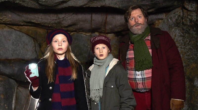 Lucia (Ella Testa Kusk) ist überzeugt davon, dass Alberts Vater von dem gefährlichen Krampus angegriffen wurde. Zusammen mit ihrem Vater (Martin Buch, rechts) und Albert (Peter Sejer Winther, Mitte) macht sie sich auf die Suche nach der rätselhaften Schreckgestalt und einem Gegenmittel. – Bild: MDR/DELUCA FILM/Per Arnesen Lucia (Ella Testa Kusk) ist überzeugt davon, dass Alberts Vater von dem gefährlichen Krampus angegriffen wurde. Zusammen mit ihrem Vater (Martin Buch, rechts) und Albert (Peter Sejer Winther, Mitte) macht sie sich auf die Suche nach der rätselhaften Schreckgestalt und einem Gegenmittel. – Bild: MDR/DELUCA FILM/Per Arnesen