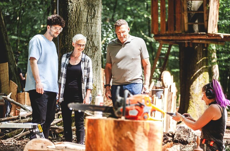 Kandidatin Res sägt mit einer kleinen Carving-Säge Details in ihre Holzskulptur. – Bild: SWR