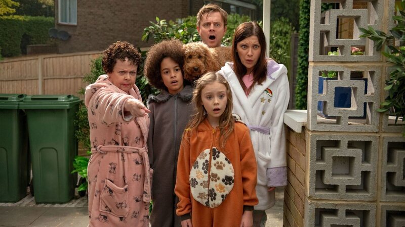 Wütend zeigt Frau Hobbs den Brockmann-Bells Tom, Simon, Evi und Tess, was Wuffel wieder angestellt hat. – Bild: ZDF/​Darrall MacQueen