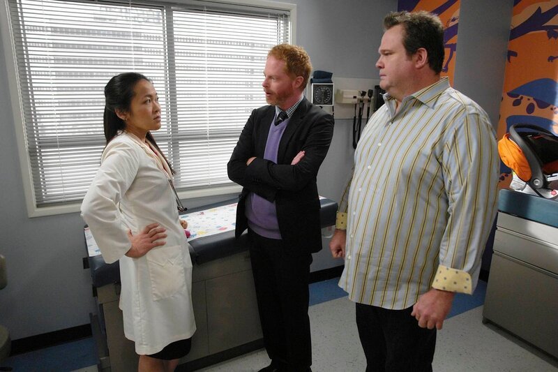 „Modern Family“, „Mit Poncho & Panflöte.“ Claire freut sich auf den ersten Schultag. Endlich hat sie das Haus wieder für sich! Doch Phil macht ihr einen Strich durch die Rechnung und überlegt, zu Hause zu bleiben. – Bild: Comedy Central