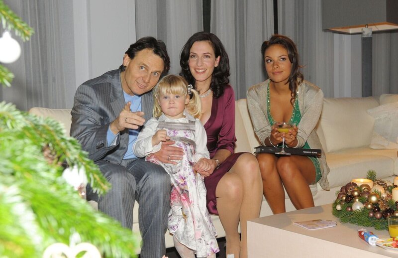 Gerner (Wolfgang Bahro), Katrin (Ulrike Frank, Mi.) und Jasmin (Janina Uhse, re.) feiern mit Johanna Weihnachten. – Bild: RTL /​ Rolf Baumgartner