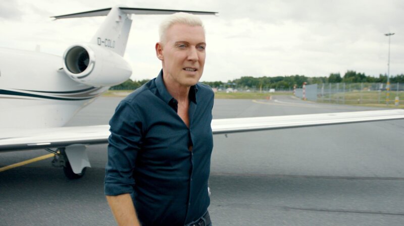 H. P. Baxxter bei der Ankunft in Tallin. – Bild: NDR/avanti media fiction H. P. Baxxter bei der Ankunft in Tallin. – Bild: NDR/avanti media fiction