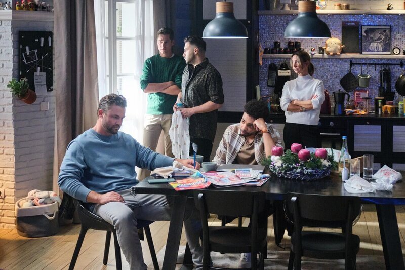 V.l.: Bambi (Ben Heinrich), Ringo (Timothy Boldt), Easy (Lars Steinhöfel), Theo (Julius Dombrink), Ute (Isabell Hertel). Die Schillerallee ist in ihrer Sorge vereint. – Bild: Foto: RTL /​ Stefan Behrens