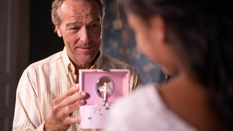 Angus Speelman (Iain Glen) und Junge Reyka (Gabrielle de Gama) – Bild: RTL /​ Serena Cullen Productions
