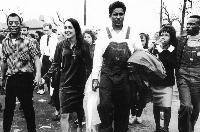 James Baldwin, Joan Baez und James Forman beim Protestmarsch der US-Bürgerrechtsbewegung von Selma nach Montgomery. – Bild: Matt Heron/​Alamode Film