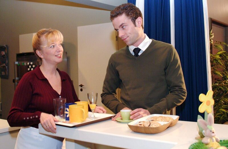 Max (Alexander Sternberg, r.) ist empört, als Helga (Ulrike Mai, l.) seine Tochter Chantalle nennt. – Bild: SAT.1/​Monika Schürle