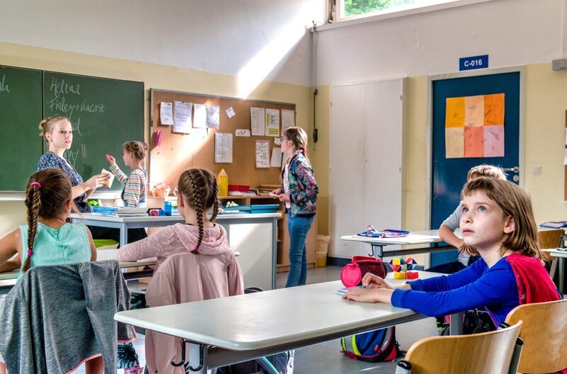 Fanny (Julia Kovacs, re.) sieht die Welt anders andere Kinder. – Bild: ARD Degeto/​Knut Koops