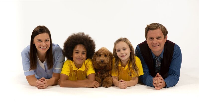 Die Familie Brockmann-Bell mit ihrem Wunderhund Wuffel. (Von l. nach r.): Tess (Andrea Valls), Tom (Ellis-James Naylor), Evi (Tahliya Lowles) und Simon (James Merry) – Bild: ZDF/​Darrall MacQueen