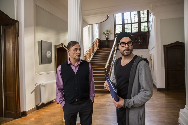 Leo (Wanja Mues, r.) gibt an, Marktforschung zu betreiben und verschafft sich somit Zugang zur Villa des Unternehmers Georg Zeitz (Peter Benedict, l.) – Bild: PLURIMEDIA (Felix Holland)