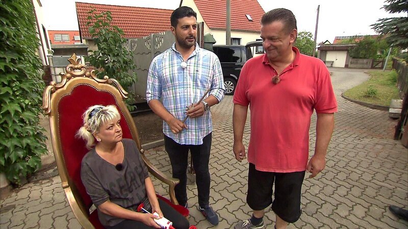 Ingo (re.) ist Sammler aus Leidenschaft. Seit Jahren häuft er immer mehr Trödel an, mit dem Ziel die alten Sachen mit viel Gewinn zu verkaufen. Doch das hat bisher nicht wirklich geklappt. Die Leidtragende ist Lebensgefährtin Jana (li.). Nun muss Trödelexperte Sükrü Pehlivan (mi.) den Fall übernehmen. Und der ist dieses Mal besonders knifflig, denn Ingo hat unrealistische Preisvorstellungen. – Bild: RTL II