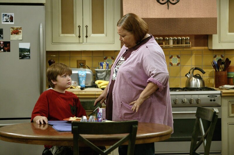 ANGUS T. JONES (JAKE), CONCHATA FERRELL (BERTA) – Bild: Warner Brothers Entertainment Inc.