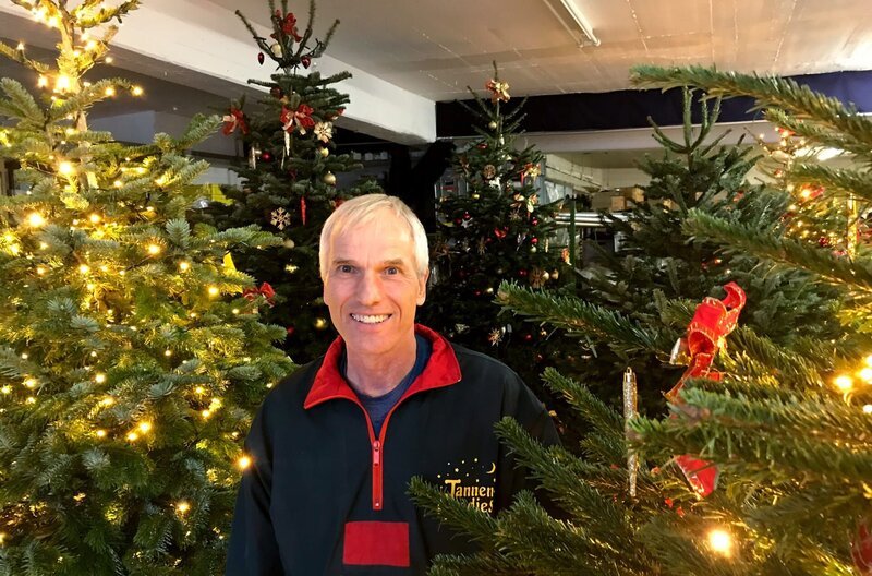 Weihnachten ist das Fest der Liebe … und des Konsums. Große Gefühle und Plastikplunder gehen alle Jahre wieder eine bemerkenswerte Zweckgemeinschaft ein. – Bild: rbb