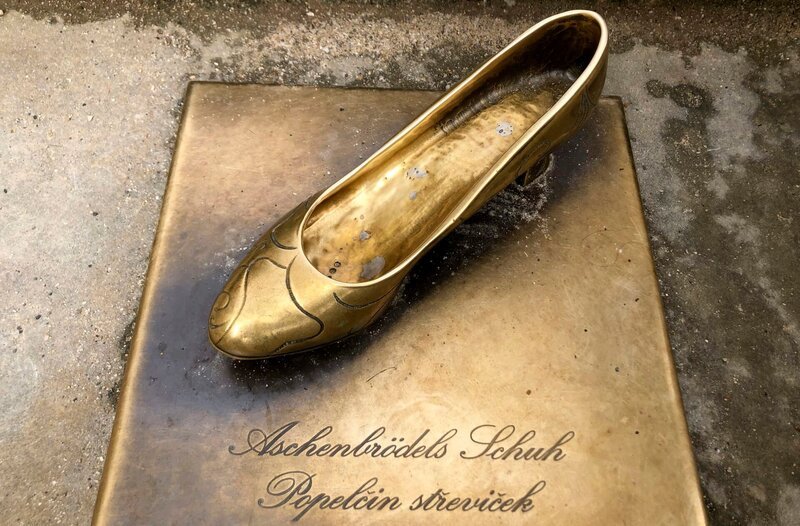 Aschenbrödels Schuh auf Treppe vor Schloss Moritzburg. – Bild: MDR/​René Römer