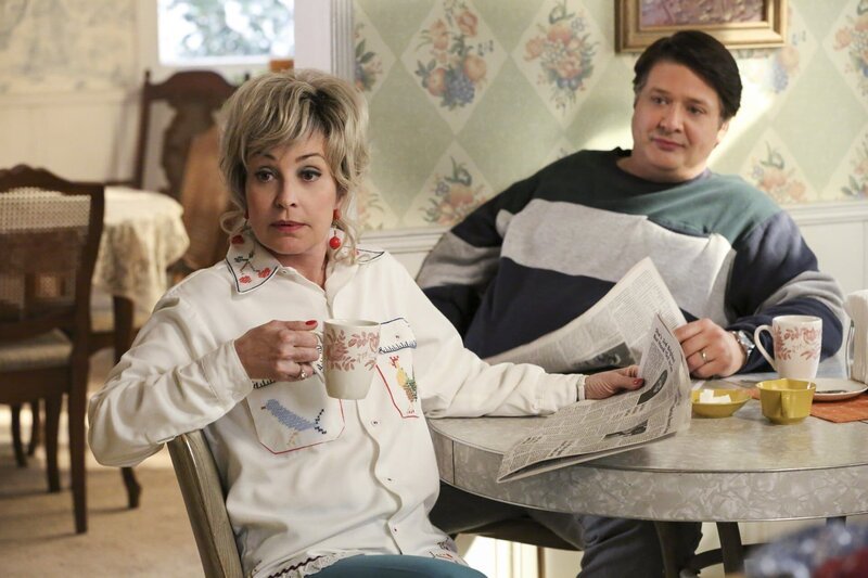 Annie Potts (Meemaw), Lance Barber (George Cooper Sr.). – Bild: WARNER