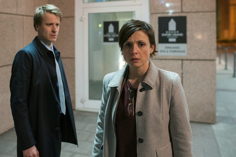 Rechtsanwalt Konstantin Schlick (Max von Pufendorf, l.) und Judith Maler (Julia Brendler, r.). – Bild: ZDF/​Christian Lüdeke