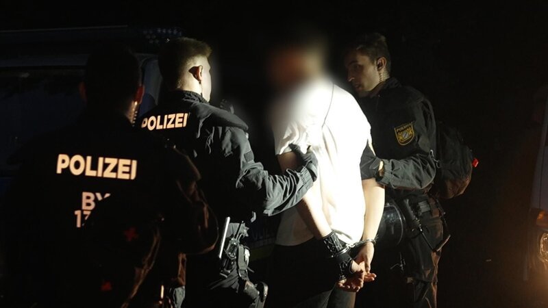 Nach einem Fußballspiel nimmt die Bereitschaftspolizei randalierende Fans vorläufig fest. – Bild: RTL /​ BurdaStudios