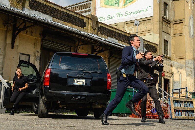 (v.l.n.r.) Special Agent Maggie Bell (Missy Peregrym); Special Agent Stuart Scola (John Boyd); Special Agent Omar Adom ‚OA‘ Zid (Zeeko Zaki) – Bild: 2021 CBS Broadcasting, Inc. All Rights Reserved. /​ David M. Russell