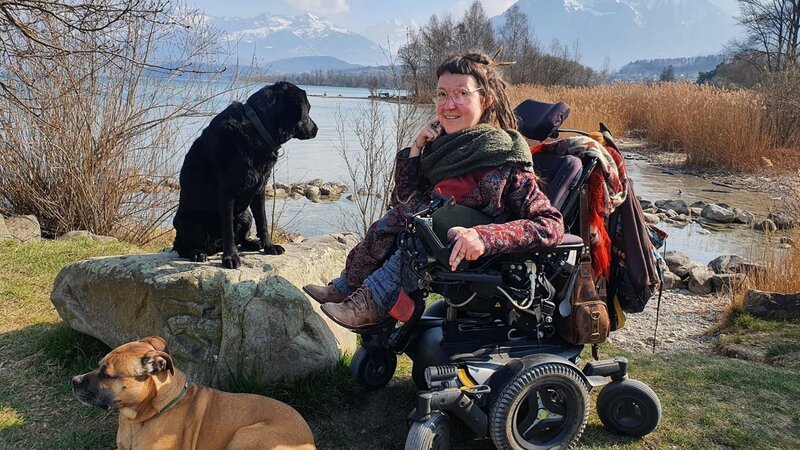 Nadja lebt mit spinaler Muskelatrophie und ist deswegen auf einen Rollstuhl und fremde Hilfe angewiesen. – Bild: SRF/​Hitschfilm