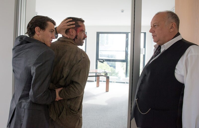 Motiv: Kanzlei Renners Darst.: Wanja Mues (Leo Oswald) Komparsen Thomas Thieme (Oskar Renners) – Bild: ZDF/​Andrea Enderlein
