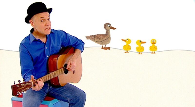 Robert Metcalf singt das Lied von den drei kleinen Entchen, zuerst auf Englisch und dann auf Deutsch. – Bild: WDR