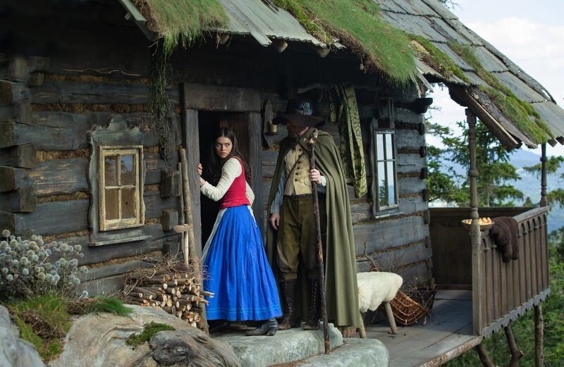 Liduška (Leona Skleničková, l.) geht in Krakonos Hütte (David Švehlík, r.). – Bild: Česká televize