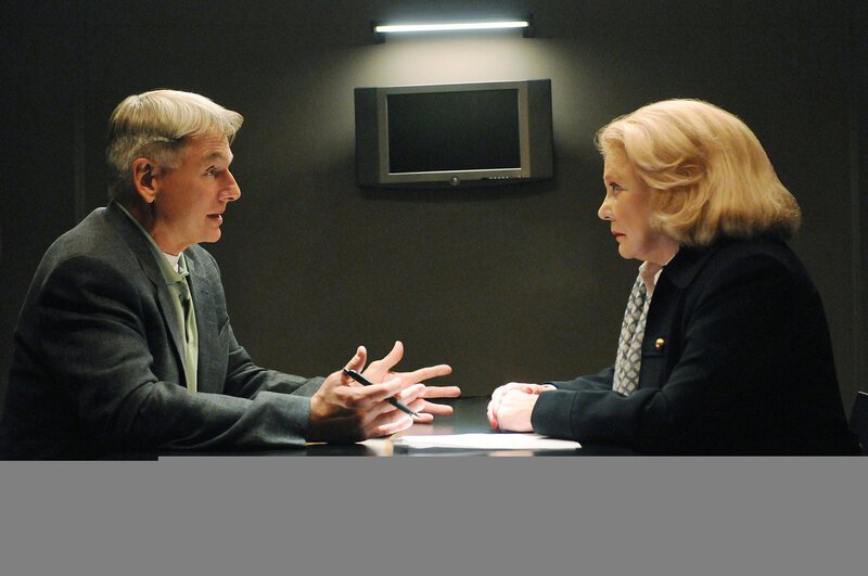 Schock: In einem neuen Fall trifft Gibbs (Mark Harmon, l.) auf seine Schwiegermutter Joann Fielding (Gena Rowlands, r.), die Mutter seiner ermordeten Frau Shannon und Großmutter der gemeinsamen Tochter Kelly … – Bild: CBS Television