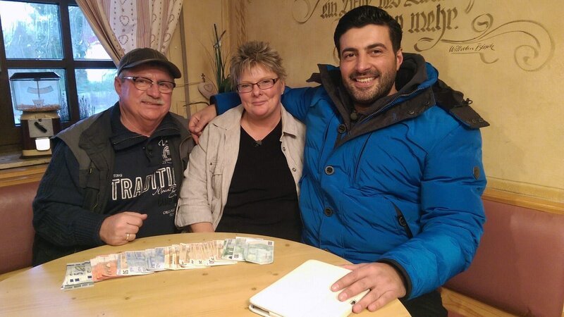 Die Geldübergabe. V.li. Gunnar, Susanne und Experte Sükrü Pehlivan (Moderator). – Bild: RTL II