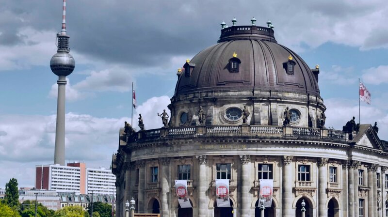 Es ist vier Uhr morgens, als bei der Berliner Polizei der Alarm ausgelöst wird: Die 100 kg schwere ‚Big Maple Leaf‘ wurde gestohlen. Ermittler erzählen jetzt zum ersten Mal, wie sie die Diebe der Goldmünze überführen konnten. – Bild: rbb